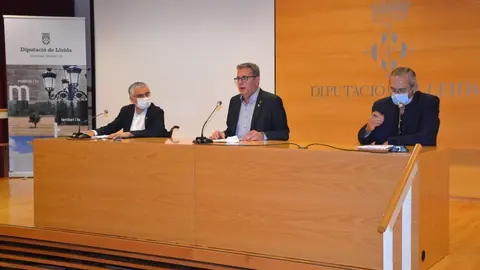 Pla mitj&agrave; del president de la Diputaci&oacute; de Lleida, Joan Talarn, amb el vicepresident Jordi Latorre i el diputat de l'&Agrave;rea de Salut, Albert Bajona, el 16 de setembre del 2020. (Horitzontal)