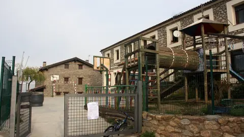 Pla general de l'entrada de l'Escola Ridolaina de Montell&agrave; i Martinet (Cerdanya) el primer dia que ha obert portes aquest curs, tres dies m&eacute;s tard del previst pel cas positiu de covid-19 d'un professor. Imatge del 17 de setembre de 2020 (Horitzontal).