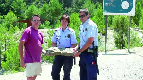 Moment en que els Mossos d'Esquadra van retornar als investigadors el f&ograve;ssil de cocodril (horitzontal)