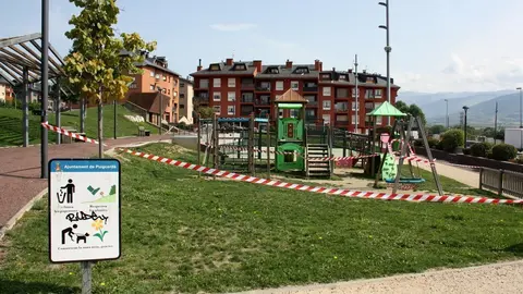 Pla general d'un dels parcs infantils que s'han precintat a Puigcerd&agrave; per impedir-hi l'acc&eacute;s i davant l'augment de la incid&egrave;ncia de la covid-19 al municipi. Imatge del 17 de setembre de 2020 (Horitzontal).