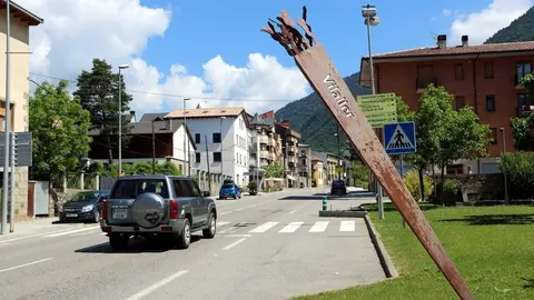 Pla general de l'entrada al poble de Vilaller (Alta Ribagor&ccedil;a) amb una escultura d'una falla en primer terme. Imatge del 30 de maig del 2020. (horitzontal)