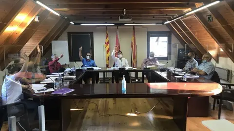 Pla general de la votaci&oacute; de la proposta de canvi d'us de locals comercials al ple de l'Ajuntament de Naut Aran, a Salard&uacute;. Imatge del 17 de setembre del 2020. (horitzontal)