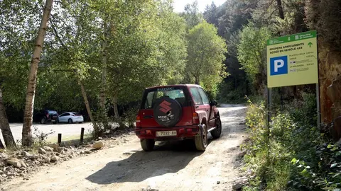 Un vehicle circulant per la pista que dona acc&eacute;s a l'aparcament de la Pica d'Estats. Imatge del 17 de setembre del 2020. (horitzontal)