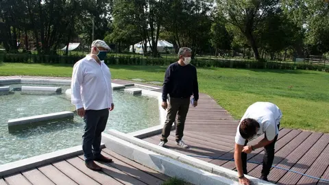 Pla obert de l'alcalde de Ll&iacute;via, Elies Nova, amb el primer tinent d'alcalde, Roger Alsina, comprovant la temperatura de l'aigua dels banys termals de Ll&iacute;via (Cerdanya). Imatge del 17 de setembre de 2020 (Horitzontal).