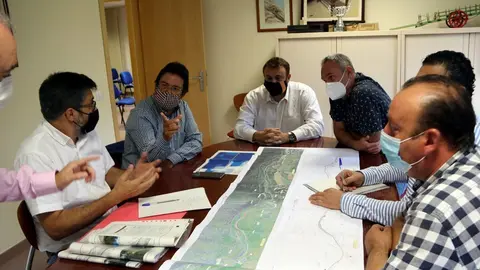 El secretari d&rsquo;Infraestructures i Mobilitat, Isidre Gav&iacute;n, reunit amb els alcaldes de Rialp, Gerard Sabarich, i de Sort, Raimon Monterde, per a tractar  el projecte de via ciclista entre els dos municipis el 18 de setembre del 2020. (horitzontal)