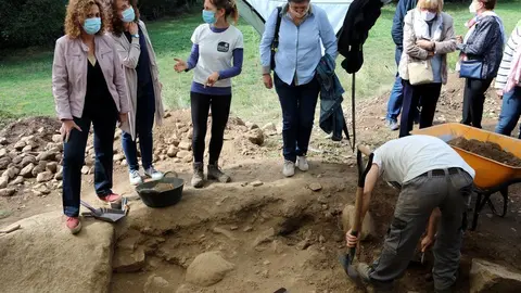 La consellera de Just&iacute;cia, Ester Capella, ha visitat els treballs arqueol&ograve;gics a la fossa de Sorpe el 21 de setembre del 2020. (horitzontal)
