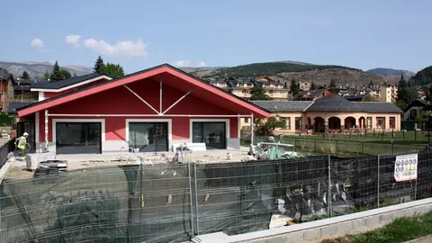 Pla general de les obres del nou edifici de l'escola de Ll&iacute;via (Cerdanya), en la seva recta final, i on es veu el pati i les actuals depend&egrave;ncies al fons. Imatge del 17 de setembre de 2020 (Horitzontal).