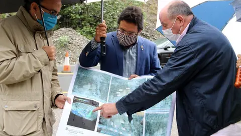 El secretari d'Infraestructures i Mobilitat, Isidre Gav&iacute;n, a peu d'obres, mostra un pl&agrave;nol amb el detall de les obres que s'han fet a la C-13. Imatge del 18 de setembre del 2020. (horitzontal)