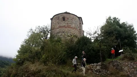 Pla obert on es veuen diversos ve&iuml;ns del nucli de Pedra, a Bellver de Cerdanya, baixant pel cam&iacute; que va des del poble fins a l'esgl&eacute;sia de Sant Juli&agrave; de Pedra. Imatge del 22 de setembre de 2020 (Horitzontal).