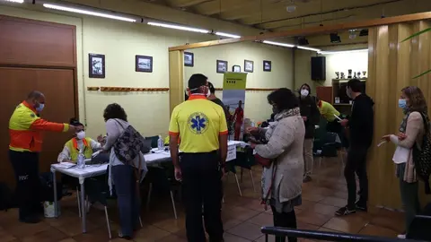 Pla general de la sala on es duu a terme el cribratge de covid-19 a Puigcerd&agrave;, on es veu diverses persones esperant per fer-se la prova. Imatge del 9 de setembre de 2020 (Horitzontal).