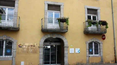Pla obert on es veu part de la fa&ccedil;ana de l'antic hospital de Puigcerd&agrave;. Imatge del 23 de setembre de 2020 (Horitzontal).