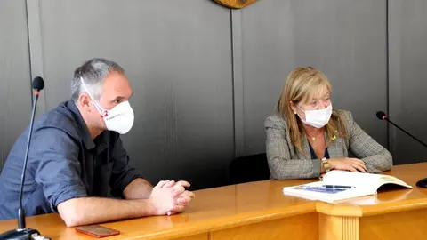 Pla mig de la consellera de Cultura, &Agrave;ngels Ponsa, a l'Ajuntament de Sort signant el llibre d'honor, acompanyada de l'alcalde de la localitat, Raimon Monterde. Imatge del 24 de setembre del 2020. (Horitzontal)
