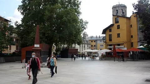 Pla general de persones passejant per la pla&ccedil;a de Santa Maria de Puigcerd&agrave; i on es veuen terrasses de bar amb les taules separades al fons. Imatge del 23 de setembre de 2020 (Horitzontal).