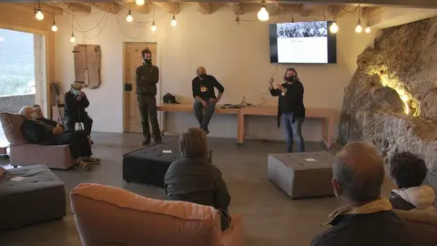 Pla general de la presentaci&oacute; de la cooperativa Boumort Ind&ograve;mit Ecoturisme a diversos agents del territori duta a terme a l'allotjament rural Cal Rossa de Ta&uacute;s, a les Valls d'Aguilar (Alt Urgell). Imatge del 28 de setembre de 2020 (Horitzontal).