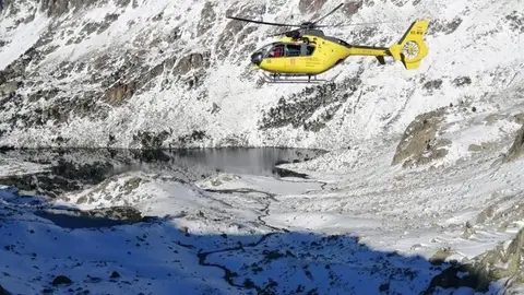 Un helic&ograve;pter dels Bombers de la Generalitat que participa en la cerca de la parella desapareguda al Parc Nacional d'Aig&uuml;estortes, el 29 de setembre del 2020. (Vertical)