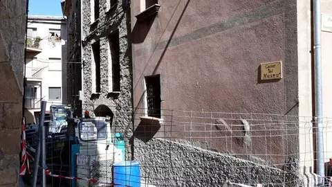 Pla general del carrer del Museu d'Isona i Conca Dell&agrave; tallat per l'inici de les obres el 29 de setembre del 2020. (horitzontal)