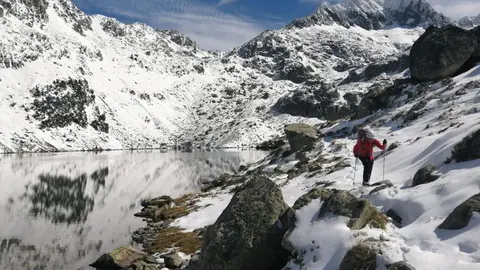 Un dels efectius que participa en la cerca de la parella desapareguda al Parc Nacional d'Aig&uuml;estortes, el 29 de setembre del 2020. (Horitzontal)