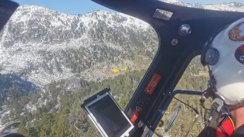 Pla mitj&agrave; on es pot veure l'interior de l'helic&ograve;pter dels Bombers que participa a la recerca d'una parella de joves desapareguts al Parc Nacional d'Aig&uuml;estortes i Estany de Sant Maurici, el 30 de setembre de 2020. (Horitzontal)