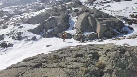 Pla obert on es pot veure una imatge captada des de l'helic&ograve;pter de la recerca d'una parella de joves desapareguts al Parc Nacional d'Aig&uuml;estortes i Estany de Sant Maurici, el 30 de setembre de 2020. (Horitzontal)