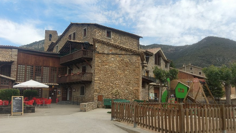 Can Cortina Tuixent Alberg Centre C&iacute;vic