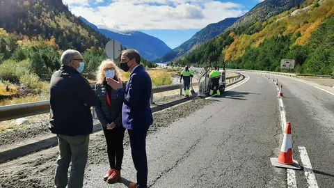 Pla general  on es pot veure el subdelegat de govern espanyol a Lleida, Jos&eacute; Cresp&iacute;n, i la subdelegada d'Osca, Silvia Salazar, visitant els treballs d'adequaci&oacute; de l'N-230, el 5 d'octubre del 2020. (horitzontal)