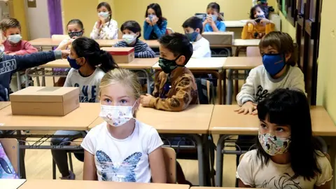 Panor&agrave;mica d'una aula amb tots els alumnes amb mascareta a l'escola de Salard&uacute;, a la Val d'Aran, el 14 de setembre del 2020. (horitzontal)