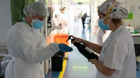 Metges de l'Hospital Cl&iacute;nic treballen durant la pand&egrave;mia de covid-19 el 20 d'abril del 2020.  (Horitzontal)