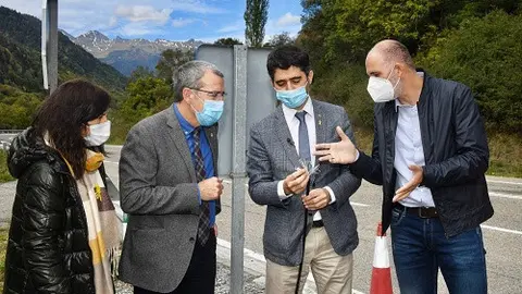 Pla general del conseller de Pol&iacute;tiques Digitals, Jordi Puigner&oacute;, acompanyat del s&iacute;ndic d'Aran, Franc&egrave;s Boya, visitant les obres de la fibra &ograve;ptica a l'Aran. Imatge del 9 d'octubre del 2020. (horitzontal)