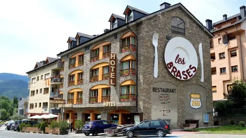 Pla general de l'Hotel Les Brases de Sort, al Pallars Sobir&agrave;, el 12 de maig del 2020. (horitzontal)