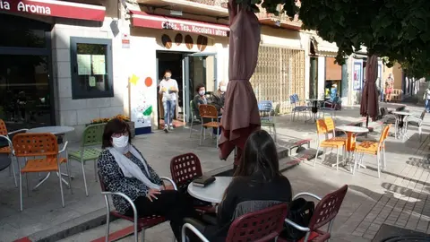 Pla general de diverses persones assegudes en una terrassa de bar del passeig Deu d'Abril de Puigcerd&agrave; on es veuen les taules separades. Imatge del 23 de setembre de 2020 (Horitzontal).