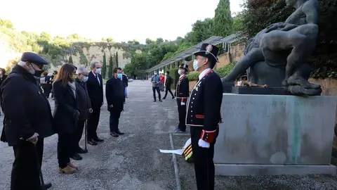 Pla general del vicepresident, Pere Aragon&egrave;s, la consellera Meritxell Bud&oacute; i el president inhabilitat Quim Torra davant la tomba de Llu&iacute;s Companys el 15 d'octubre del 2020 (horitzontal)