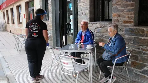 Una parella a una terrassa de bar de Sort l'11 de maig del 2020. (horitzontal)