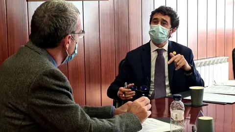 Pla mig del conseller de Territori, Dami&agrave; Calvet, parlant amb el s&iacute;ndic d'Aran, Franc&eacute;s Boya, el 10 d'octubre del 2020. (horitzontal)