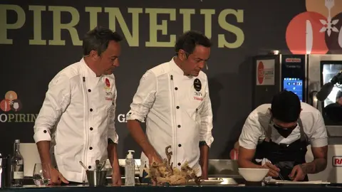 Pla americ&agrave; d'un instant de la sessi&oacute; de cuina en directe duta a terme pels Germans Torres en el marc de la cinquena edici&oacute; de GastroPirineus que t&eacute; lloc a Puigcerd&agrave; tot i que nom&eacute;s es pot seguir a trav&eacute;s d'internet, el 19 d'octubre de 2020 (Horitzontal).