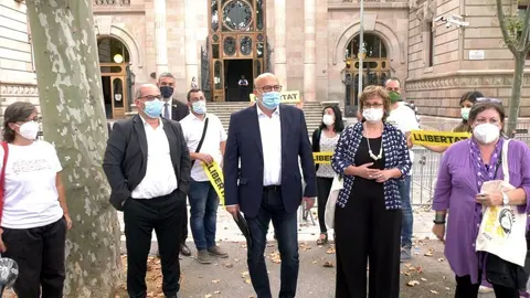 Pla mitj&agrave; dels cinc acusats en el judici contra l'antiga Mesa del Parlament i Mireia Boya, davant del TSJC, abans d'entrar a l'&uacute;ltima sessi&oacute;, el 24-7-20 (horitzontal).