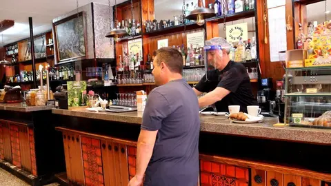 Un client a la barra d'un bar a Sort el 8 de juny del 2020. (horitzontal)