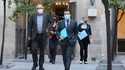 El vicepresident del Govern amb funcions de president, Pere Aragon&egrave;s, es dirigeix a la reuni&oacute; del consell executiu extraordinari del 23 d'octubre del 2020, amb el conseller d'Educaci&oacute; Josep Bargall&oacute;. Horitzontal.