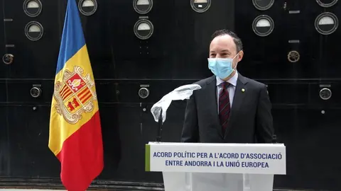 Pla mitj&agrave; del cap de govern d'Andorra, Xavier Espot, parlant de la signatura d'un pacte sobre la negociaci&oacute; de l'acord d'associaci&oacute; amb la UE amb la resta de grups parlamentaris del pa&iacute;s, el 26 d'octubre de 2020 (Horitzontal).