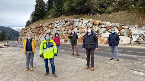 Pla general del secretari d&rsquo;Infraestructures i Mobilitat, Isidre Gav&iacute;n, a  la C-28 a Naut Aran, el conseller de Territori, del Govern aran&egrave;s, Francisco Bruna, i l'alcalde de Naut Aran, C&eacute;sar Ruiz-Canela. Imatge del 27 d'octubre del 2020. (horitzontal)