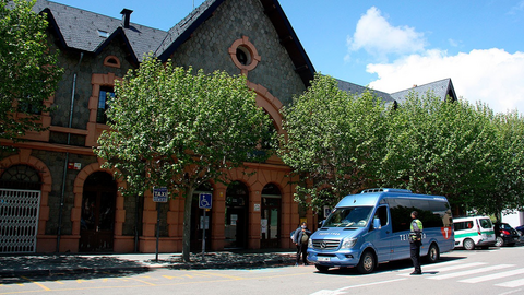 Bus davant l'estaci&oacute; de tren de Puigcerd&agrave;