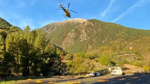 Pla obert on es veuen els treballs de retirada d'una l&iacute;nia al Parc Nacional d'Aig&uuml;estortes i Estany de Sant Maurici amb l'ajuda d'un helic&ograve;pter. Imatge facilitada per Endesa l'11 de novembre de 2020 (Horitzontal).