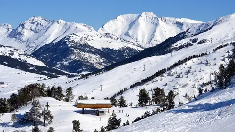 Pla general de l'estaci&oacute; de Baqueira Beret ben nevada. (horitzontal)