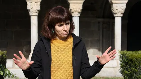 Pla mitj&agrave; de la delegada de patrimoni del Bisbat d'Urgell, Clara Arbu&eacute;s, presentant una nova activitat del Museu Dioces&agrave; d'Urgell per a fam&iacute;lies als claustres de la Catedral de Santa Maria d'Urgell. Imatge del 12 de novembre de 2020 (Horitzontal).