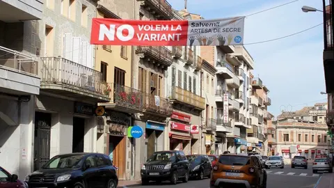 Imatge de la pancarta contra la construcci&oacute; de la segona variant d'Artesa de Segre, el 16 de novembre del 2020. (Horitzontal)