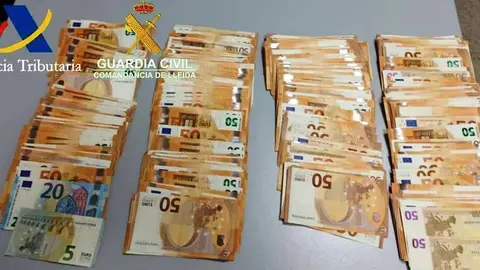 Pla de detall dels diners intervinguts per la Gu&agrave;rdia Civil a la duana de la Farga de Moles, a les Valls de Valira (Alt Urgell). Imatge facilitada per la Gu&agrave;rdia Civil el 19 de novembre de 2020 (Horitzontal).