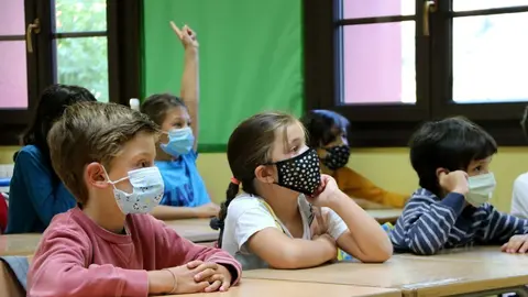 Pla de detall d'un nen i una nena amb mascareta dins d'aula a l'escola de Salard&uacute; el 14 de setembre del 2020. (horitzontal)
