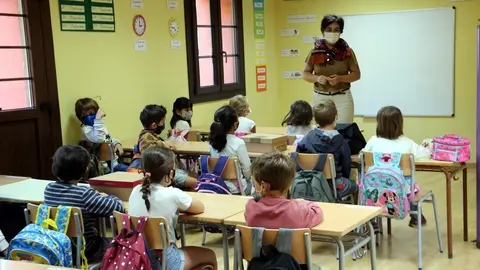 Pla genera de nens i nenes assegudes al seu pupitre a l'escola de Salard&uacute; i tots amb mascareta. Imatge del 14 de setembre del 2020. (horizontal)