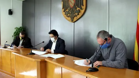 Pla general de la signatura del conveni per una futura via verda entre Sort i Rialp per part del secretari d'Infraestructures, Isidre Gav&iacute;n, l'alcalde de Sort i l'alcalde de Rialp el 20 de novembre del 2020. (horitzontal)