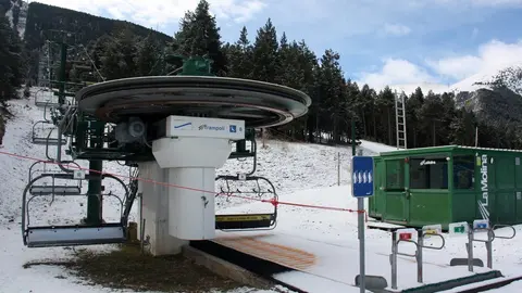 Pla obert del telecadira del Trampol&iacute; de l'estaci&oacute; d'esqu&iacute; de La Molina (Cerdanya). Imatge del 15 d'octubre de 2020 (Horitzontal).