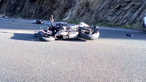 Pla general de la motocicleta accidentada al mig de la cal&ccedil;ada. Imatge del 23 de novembre del 2020. (horitzontal)